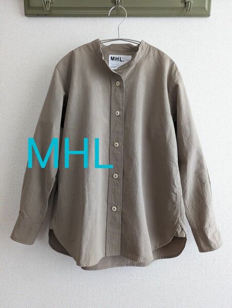 【良品】MHL バンドカラー　くすみベージュ長袖シャツ