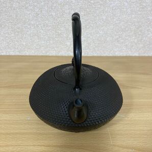 南部鉄器 南部鉄瓶 鉄器 鉄瓶 茶道具 茶器 銘 詳細不明 あられ 捻り取手 金属工芸 工芸品 コレクション アンティーク 重量1.9kg 4リ サ ス8の画像1