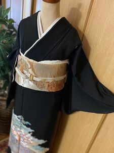 正絹　黒留袖　京友禅　金駒刺繍　【丸に中影蔦】