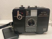  27005　昭和レトロ　コンパクトフィルムカメラ【RICOH　リコー　AUTO HALF SE　Ｆ：2.8　ｆ=25㎜　ストロボ付属】　ユーズド品 _画像3