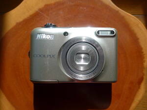 【 美 品 】 Ｎｉｋｏｎ・ＣｏｏｌｐｉＸ Ｌ３２ デジタルカメラ 光学5倍ズーム 2005万画素