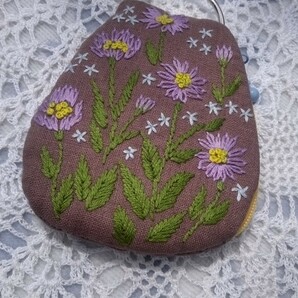 ハンドメイド 手刺繍 キーポーチ（ミヤコワスレ）の画像4