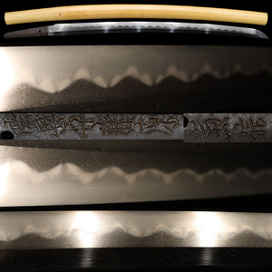 [.][ land inside . Fujiwara . confidence ].... eyes. three Japanese cedar beautiful roasting . good attaching blade middle bright masterpiece one shaku 7 size . minute short sword E-528