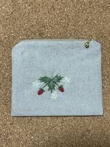 ☆ハンドメイド　お花の手刺繍　かわいいポーチ　イチゴと白いお花　いちご　ギフト　プレゼント　ハーフリネン　ボタニカル☆_画像3