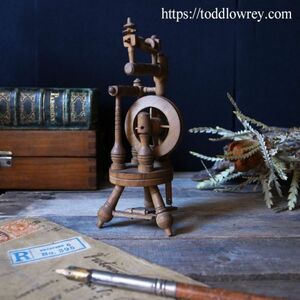 【郷愁を誘う小さな糸車】イギリス アンティーク ミニチュア 糸紡ぎ 木製 可動◆Antique Miniature Castle Style Spinning Wheel◆