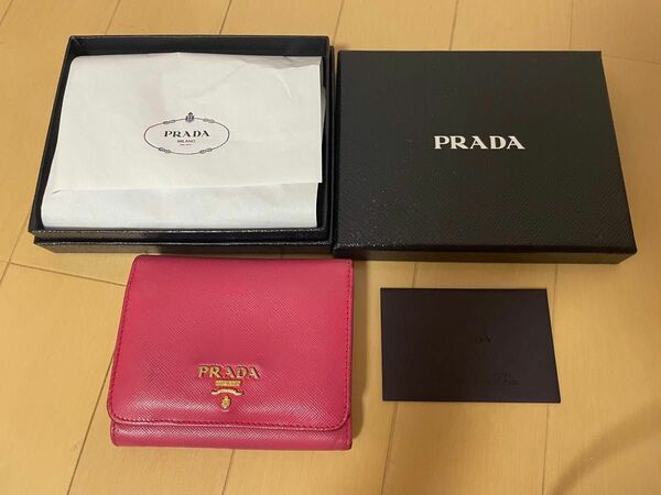 PRADA　プラダ　三つ折り財布　サフィアーノレザー　ゴールドロゴ　ピンク