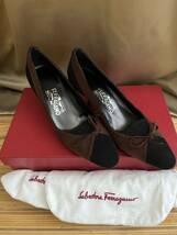 未使用　展示品　Salvatore Ferragamo 6 1/2 B 23-23.5cm位 フェラガモ パンプス 茶色×黒　靴　レディース　_画像1