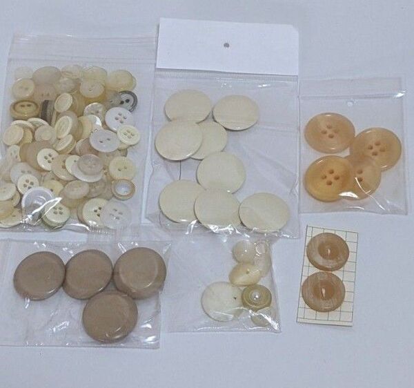 ボタン色々 白色系 ベージュ系