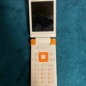 ガラケー　携帯電話本体　TOSHIBA au by KDDI オレンジ色　カメラ機能付き　折りたたみ式携帯電話