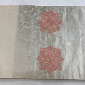 開き名古屋帯 優品 華文 花丸文 銀糸 相良刺繍 クリーム 正絹 【中古】の画像3