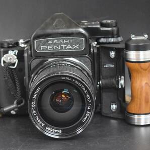 W4-61 ASAHI PENTAX アサヒ ペンタックス 6×7 中判フィルムカメラ SMC PENTAX-6×7 1:4 55mm 木製グリップ 付属品 動作未確認 現状品の画像2