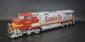 W4-36 【ジャンク品】KATO 鉄道模型 サンタフェ鉄道 Santa Fe #605 ディーゼル機関車 外国車両 アメリカ 詳細不明 全長約25cm 現状品