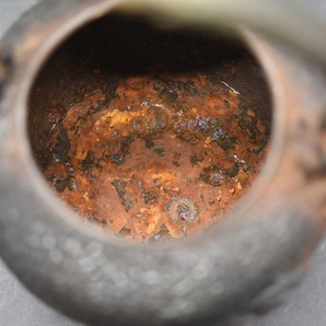 KY4-52 古美術 煎茶道具 日本亀文堂鉄瓶 底款 山水文 1.9kg 銀象嵌 胴印底款 角印  波多野 在銘 の画像10