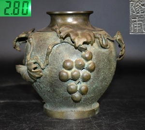 NY4-31【現状品】隆甫作　銅製花瓶　鋳銅　葡萄　浮彫　ぶどう　花瓶　花器　花入れ　壷　金属工芸　工芸品　重量：約2.8㎏　中古品