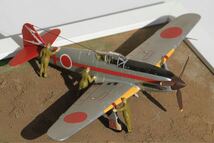 【航空機プラモデル模型完成品】ハセガワ・アオシマ1/72 日本陸軍 三式戦闘機 飛燕一型丁 244戦隊 2機セット フィギュアとベース付き_画像2