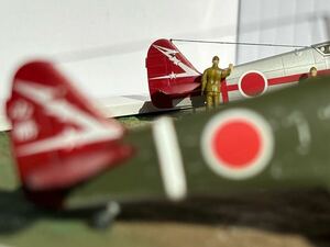 【航空機プラモデル模型完成品】ハセガワ・アオシマ1/72 日本陸軍 三式戦闘機 飛燕一型丁 244戦隊 2機セット フィギュアと飾り台付き