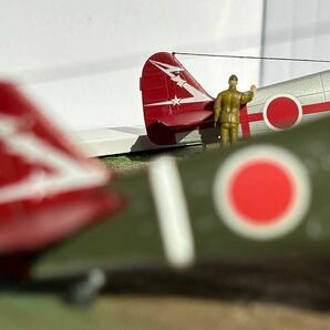【航空機プラモデル模型完成品】ハセガワ・アオシマ1/72 日本陸軍 三式戦闘機 飛燕一型丁 244戦隊 2機セット フィギュアとベース付きの画像9