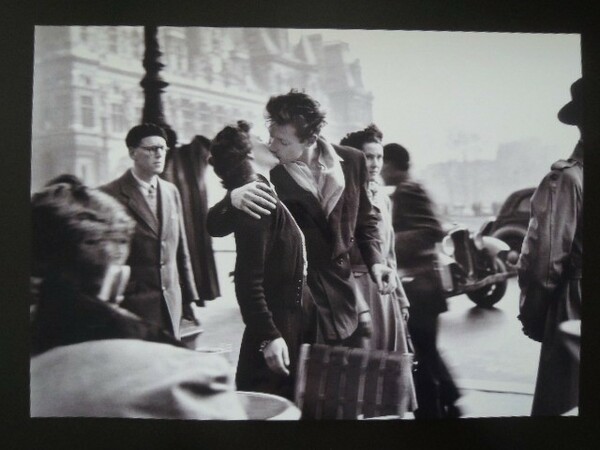 A4 額付き ポスター ロベールドアノー Robert Doisneau パリ 市庁舎前 キス KISS モノクロ 写真 フォトフレーム 額装済