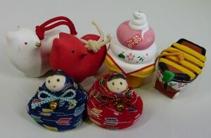 Art hand Auction [IM] Lucky charm set - earthen bell, red and white, cow, snake, kagami mochi, whale boat, bean bag, hina doll, hina doll, 6 items at once, antique, collection, miscellaneous goods, others