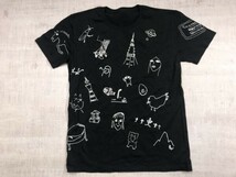 DALUC ダルク製 ゆるいイラスト デザイン キャラクター アート 全面プリント 総柄 半袖Tシャツ カットソー メンズ L 黒_画像1