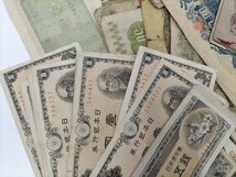 ●日本 古銭 旧紙幣 まとめ 約0.3キロ 板垣退助 聖徳太子 国会議事堂 100円札 50円札 10円札 など 日本銀行券[D15Y7]_画像4