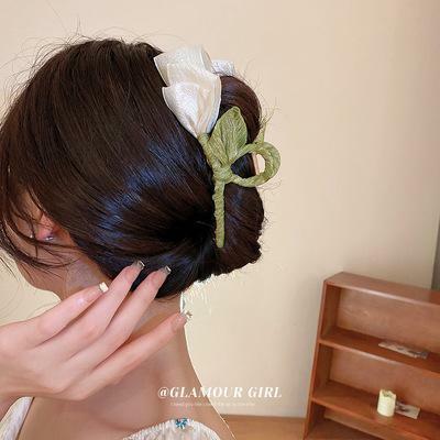 ヘアクリップ 　ホワイト　大人気　韓国　髪留め チューリップ ヘアアクセサリー