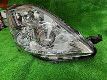 【9830】DBA-ZGM10G トヨタ アイシス　右ヘッドライト　コイト 44-68　HID　仕入れ品・中古部品　個人宅・沖縄県・離島不可_画像1