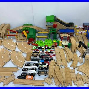 N399【ジャンク】BRIO トーマスなど 木製おもちゃ まとめ売り ブリオ 木製レール gullane (thomas) 車 汽車 情景 踏切 電車 車庫 乗り物の画像1