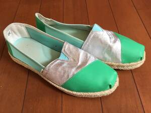 TOMS シューズ