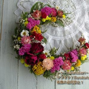~*Hanatemari*~ワインカラーのバラとカーネーションと花かんざしの三日月リース/母の日の画像1
