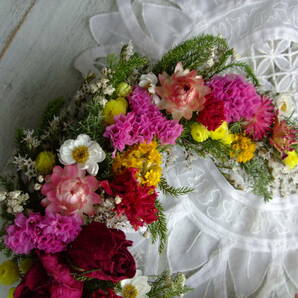~*Hanatemari*~ワインカラーのバラとカーネーションと花かんざしの三日月リース/母の日の画像3
