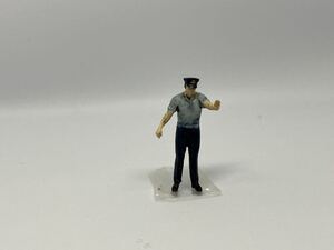 1/64 男性警察官　止めるポーズ　フィギュア　トミカサイズ