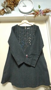 【美品】★Pur＊colore★落ち着きのある色合いで前中心の花柄刺繍が素敵なチュニック丈ブラウス♪サイズ／M