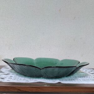 カメイガラス製 グリーンカラーのガラス大皿。大きな7枚花弁カット縁 未使用品 葉脈模様 洋食器デコレーション 鉢皿