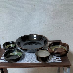 陶器のお新香用 大小鉢皿5枚セット。産地不明 業務用 ブラック釉薬にブラウンカラー、ベージュ、グリーンのたまり釉と渦巻模様 