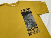 n●大きいサイズ　５L●新品●フォトプリント　バック衿元ワッペンロゴ付き　カジュアル半袖Tシャツ●カラシ②_画像1