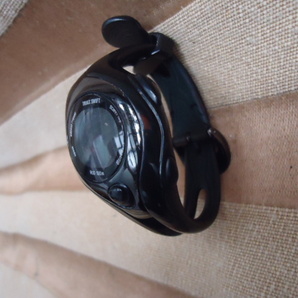 ナイキ スポーツ用 デジタル腕時計 TRIAX SWIFT ｓ100m防水 ストップウオッチ アラーム 646 電池交換済 動作品 の画像3