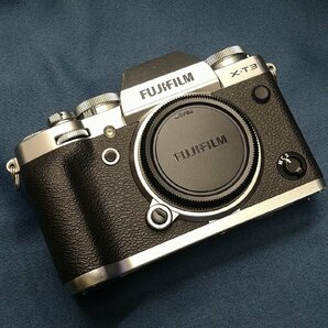 ＄綺麗【 FUJIFILM 富士フイルム ミラーレス一眼カメラ X-T3 ボディ シルバー 箱入り 保証書付 APS-Cサイズ 2,610万画素 カメラ 】KH11827の画像2