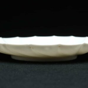 EO429 時代物 白磁皿・白南京菊花形皿 二十枚 径17.1cm 総重3.8kg 木箱附・白瓷盤・白釉盤の画像2