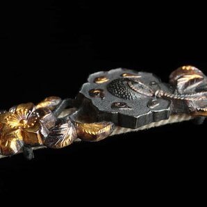 JK467 時代金工 彫金細工 金色絵 桜に古鏡図 帯留め 横4.6cm 帯締め付 総重15g・桜八稜鏡図帯留め 装飾具の画像5