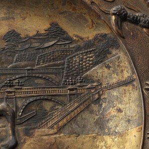 ER249 時代金工 青銅 ブロンズ 双龍 騎馬武者図 飾皿 径25.5cm 重865g・打出双龍武者騎馬圖賞盤の画像5