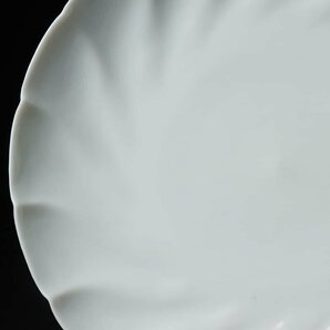 EO429 時代物 白磁皿・白南京菊花形皿 二十枚 径17.1cm 総重3.8kg 木箱附・白瓷盤・白釉盤の画像4