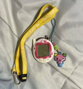  original with strap . Tamagotchi festival .. two! Tamagotchi Plus strawberry .-...Tamagotchi BANDAI