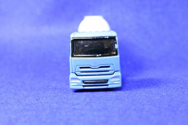 TOMICA NISSAN DIESEL QUON 2005年 No.31 