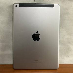au Apple iPad 第６世代 シルバー A1954 DMPZ4L83JF88 電源入らない 故障品 ジャンク品 部品取り SIMロック未解除の画像1