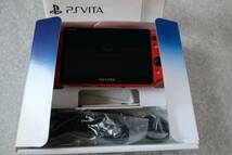 美品・ PlayStation Vita Wi-Fiモデル メタリック・レッド PCH-2000 ZA26＆ポーチと保護カバーと8Gメモリー付き_画像3