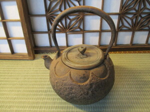 《和》鉄瓶　古作　京都　 龍文堂 造 　約1.5㎏　荒肌　銅蓋　