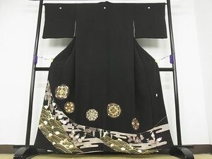 平和屋川間店■豪華黒留袖　杉浦道雄　駒刺繍　吉祥草花文　金彩　着丈158cm　裄丈65cm　正絹　逸品　B-dk3934