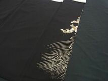 平和屋野田店■豪華黒留袖　駒刺繍　片輪車草花文　金彩　逸品　BAAC2994hv_画像6