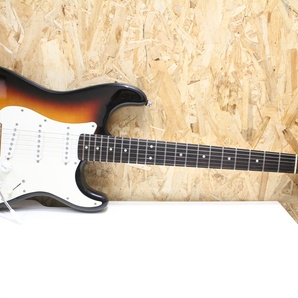 SH03371 Squier Fender ストラト エレキギター シリアルナンバーCOB090867812 音出確認済 中古品の画像2